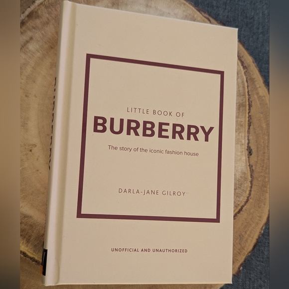 Little Book of Burberry: The Story of the Iconic Fashion House - Picture 5 of 5